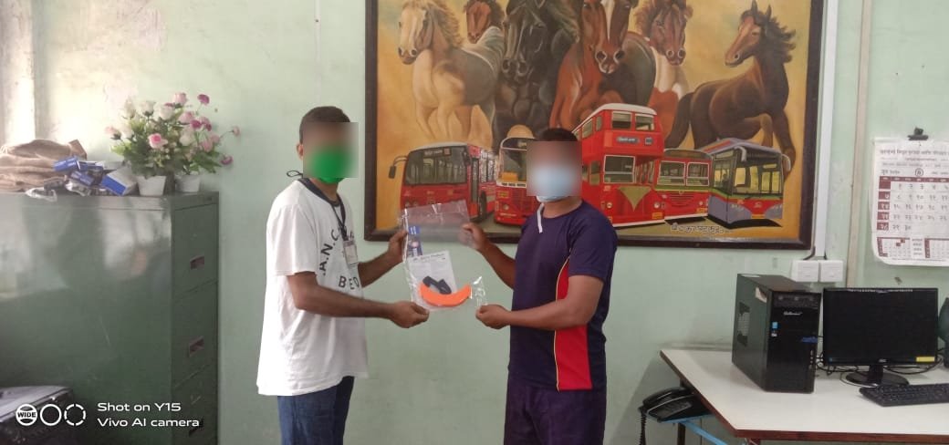 sssso_mah_goa's tweet photo. Aum Sri Sai Ram
With blessings of #SriSathyaSai today #SSSSOMMR_Youth_Wing has distributed 75 #facesheilds to admin staff, mechanics tyre staff of #BEST Depot, Engineering Dept. #Mulund.
#SSSSOIndia #SSSYM #FightAgainstCOVID19 #CoronaWarriors https://t.co/7B5sQjq98T