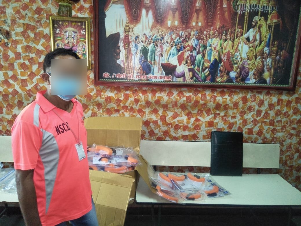sssso_mah_goa's tweet photo. Aum Sri Sai Ram
With blessings of #SriSathyaSai today #SSSSOMMR_Youth_Wing has distributed 75 #facesheilds to admin staff, mechanics tyre staff of #BEST Depot, Engineering Dept. #Mulund.
#SSSSOIndia #SSSYM #FightAgainstCOVID19 #CoronaWarriors https://t.co/7B5sQjq98T