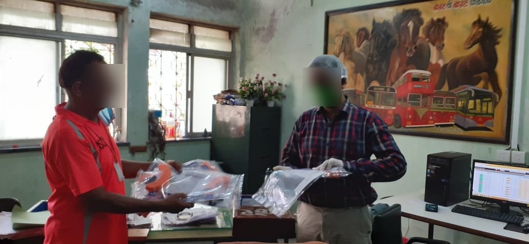sssso_mah_goa's tweet photo. Aum Sri Sai Ram
With blessings of #SriSathyaSai today #SSSSOMMR_Youth_Wing has distributed 75 #facesheilds to admin staff, mechanics tyre staff of #BEST Depot, Engineering Dept. #Mulund.
#SSSSOIndia #SSSYM #FightAgainstCOVID19 #CoronaWarriors https://t.co/7B5sQjq98T