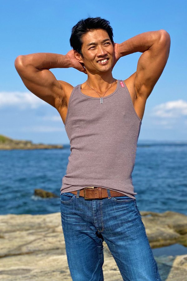 SKY OCEANのタンクトップモデル着用動画。 筋肉質な男の体を最高に