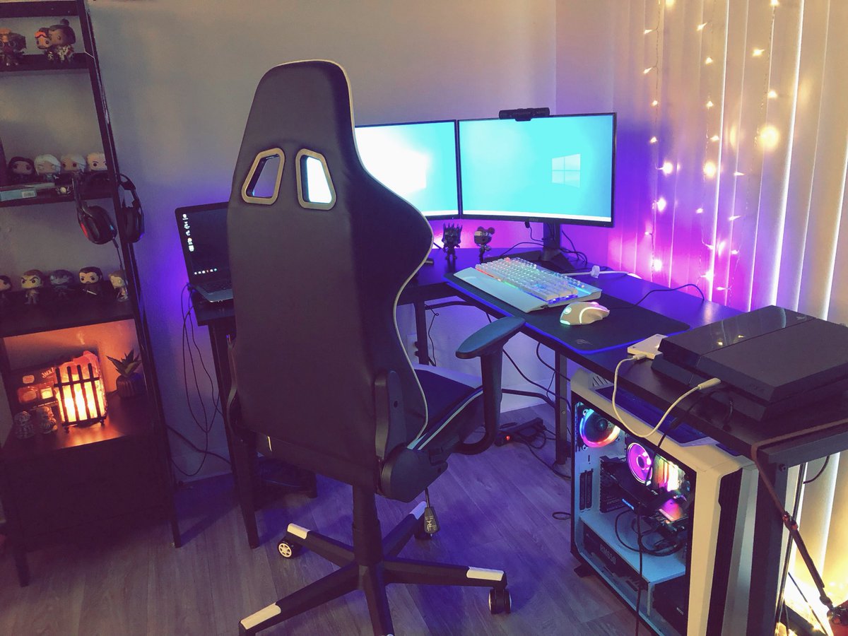 Hannahhh_18's tweet photo. My PC and my living room are complete ❤️ https://t.co/7NvdJKBjva