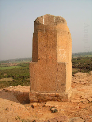 VertigoWarrior's tweet photo. A giant pyramid temple was part of a 187 hectacre site of Ahichhatra (Bareilly) excavated in 1940. Ahichhatra finds mention in the Mahabharata as the capital of the Panchala empire. The massive pyramid temple even in its run down state measures 22m and has a huge Shv Ling on top. https://t.co/7N3xqq8wbJ
