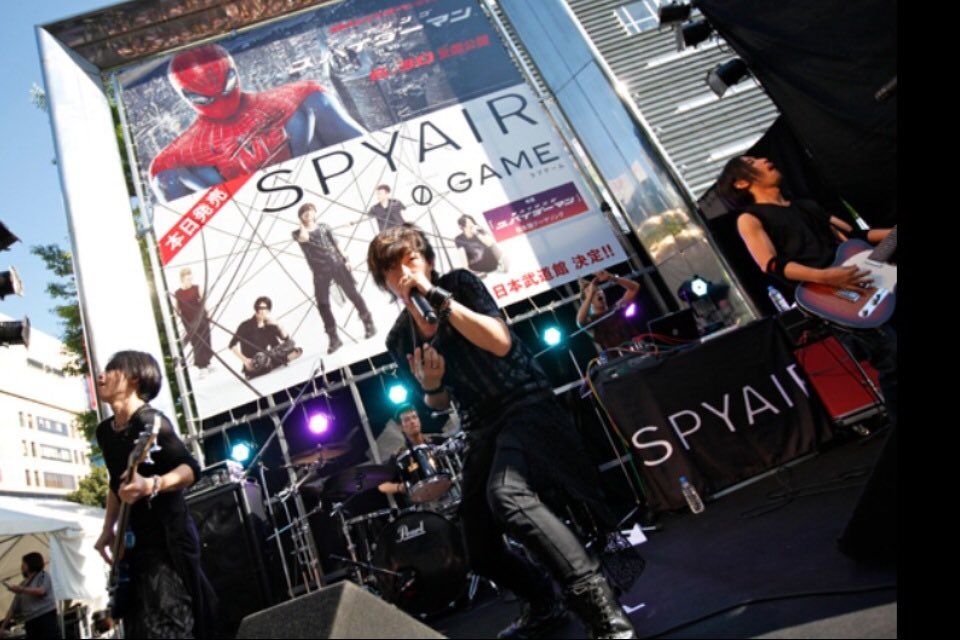 kaolovesSPYAIR's tweet photo. 8年前の今日、2012年6月26日!
新宿アルタ前で
0-GAMEゲリラライブ‼️
この頃はまだ
仲良しのfamilyさんが
居なかったから…
1人で….|x・`)チラッ♡
恥ずかしくて前にも行けずw
後ろで観てた☺️
カッコ良かったぁ〜❣️
#spyair
#0game
#スパイダーマン
#懐かしい〜
#エンタメPON https://t.co/dnJAdhg1Hi
