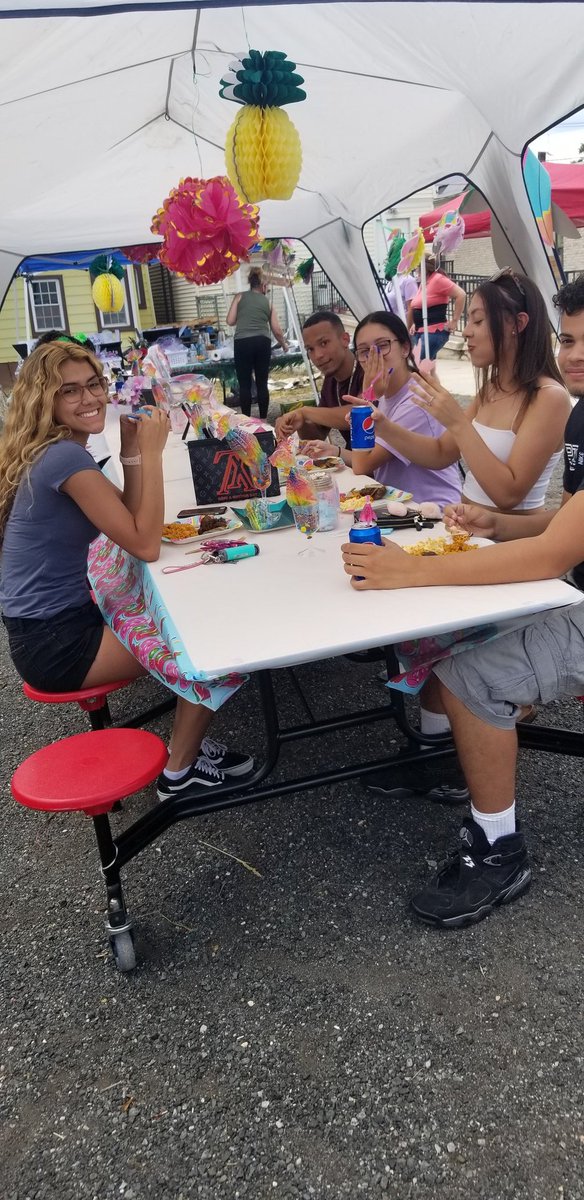 KimRuizPRAHD's tweet photo. Entre Mujeres End of Year Celebration!! What a year! Not even a pandemic could stop this cohort!! Cohort 1 will always hold a special place in our hearts. We look forward to Cohort 2 &amp; wish our Seniors much success!! Come back &amp; visit Cohort 2!! @WeAreUnidosUS @UPS https://t.co/dAmtBYZ27s