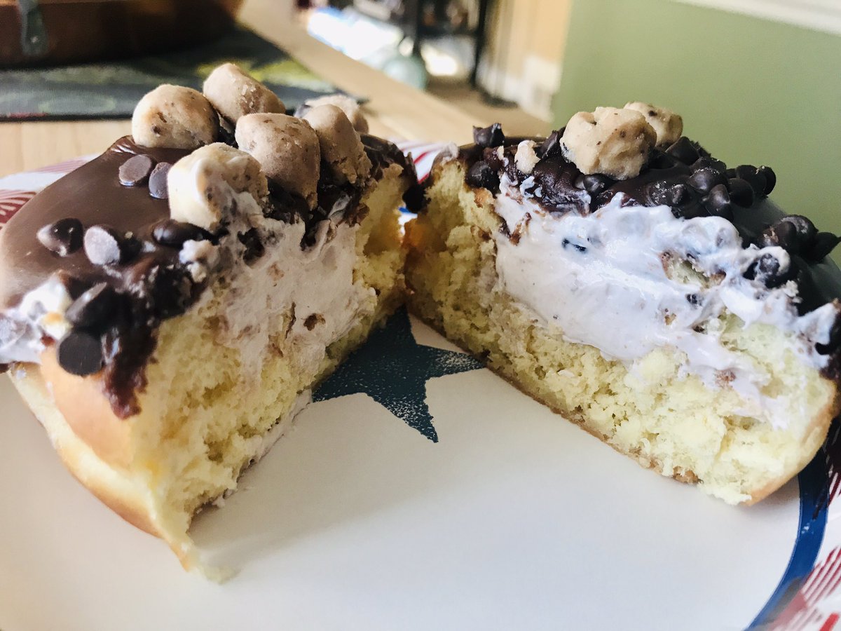 CarrieCheevers's tweet photo. When you wake up to these outside your front door from one of your closest friends.๐ฎChocolate chip cookie dough filled donuts from @glazedsyr! Worth every single calorie.๐ฉ๐๐ผ #fillitfriday https://t.co/C7hjWS8g9q