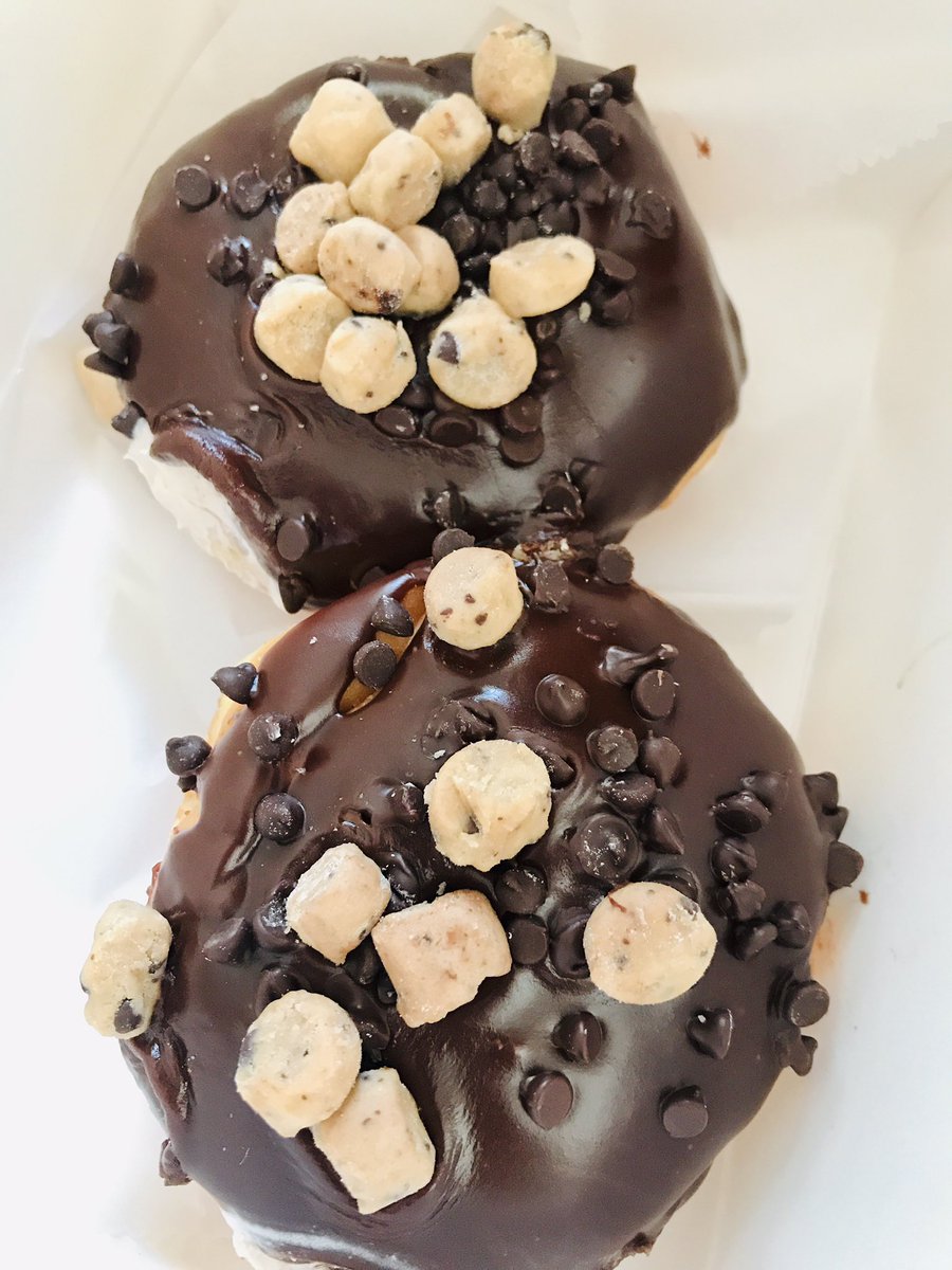 CarrieCheevers's tweet photo. When you wake up to these outside your front door from one of your closest friends.๐ฎChocolate chip cookie dough filled donuts from @glazedsyr! Worth every single calorie.๐ฉ๐๐ผ #fillitfriday https://t.co/C7hjWS8g9q