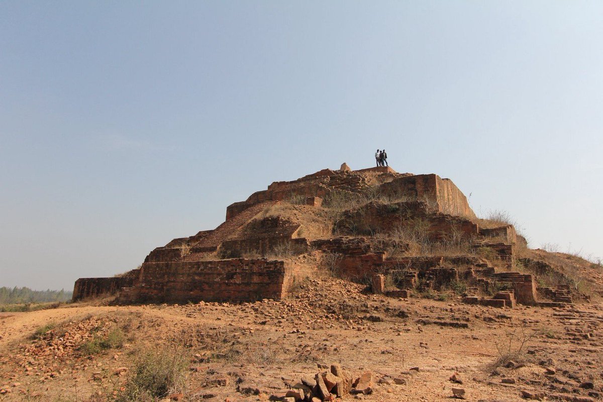 VertigoWarrior's tweet photo. A giant pyramid temple was part of a 187 hectacre site of Ahichhatra (Bareilly) excavated in 1940. Ahichhatra finds mention in the Mahabharata as the capital of the Panchala empire. The massive pyramid temple even in its run down state measures 22m and has a huge Shv Ling on top. https://t.co/7N3xqq8wbJ