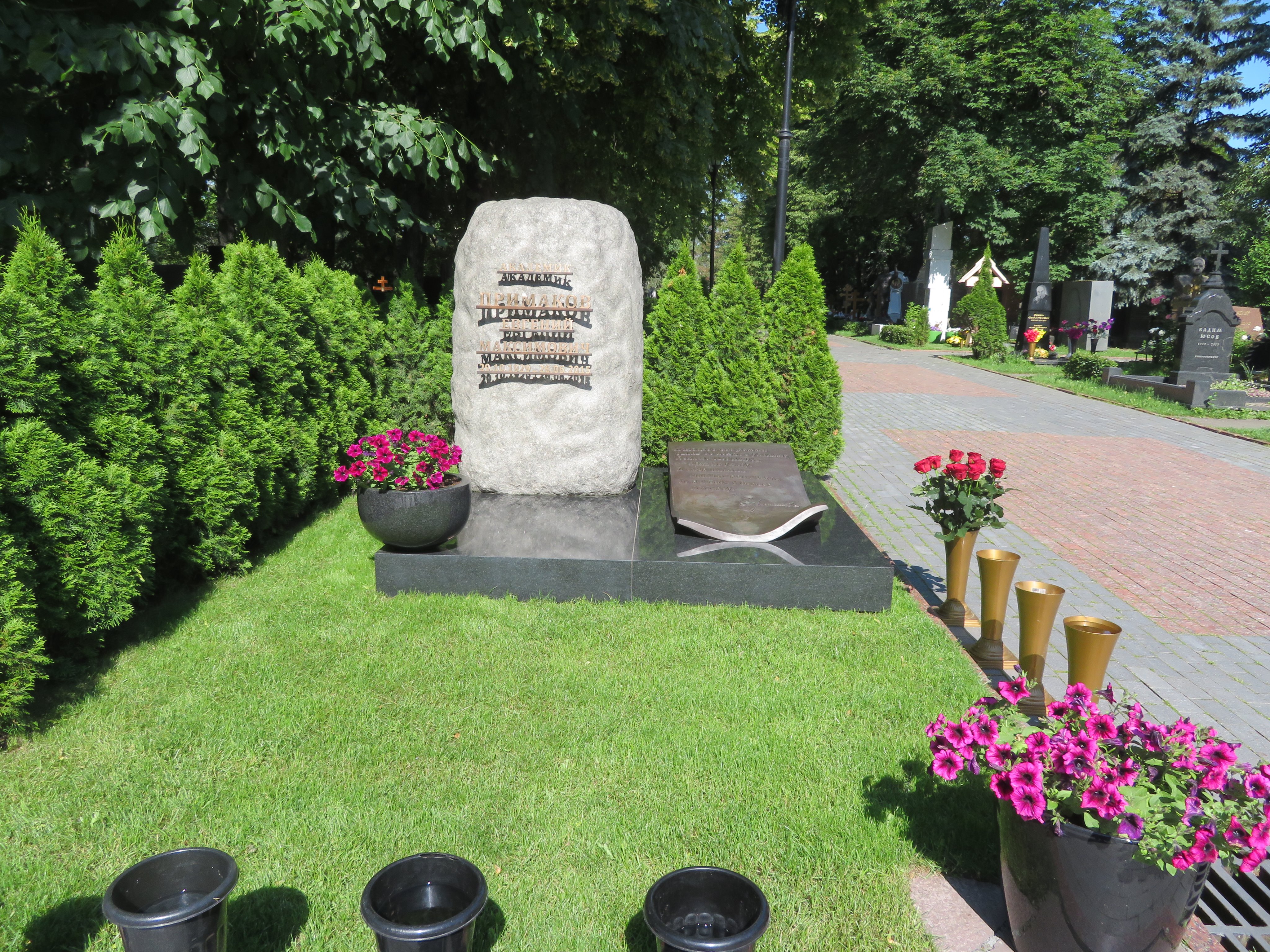 Галина Волчек памятник на могиле