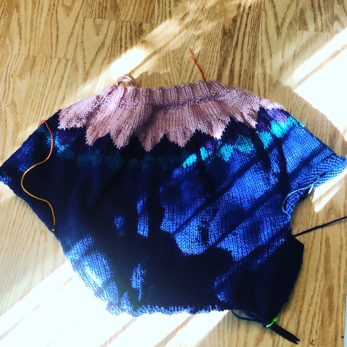 FleeceEwe's tweet photo. Loving how this sweater is coming along! https://t.co/gDaE1STaHu