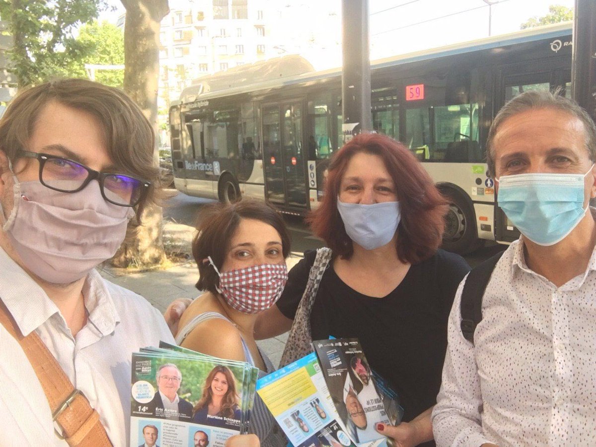 TeamAziere's tweet photo. Encore et toujours sur le terrain 
La Team ⁦@AziereEric⁩ ici au tram Jean Moulin 
#JeVoteAgnesBuzyn 
#JeVoteEricAziere https://t.co/9jQVLeSO6i