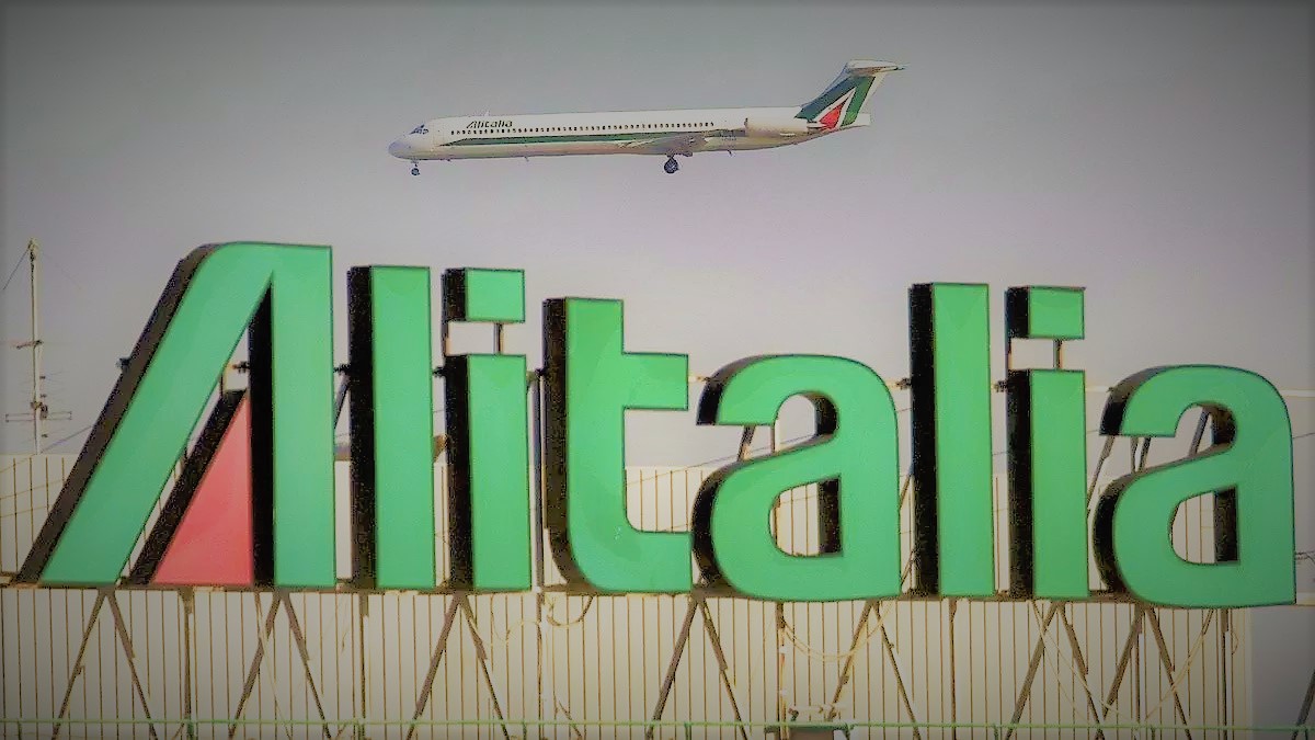 Codacons's tweet photo. Dopo i voli venduti e subito cancellati, #Alitalia al centro di un nuovo scandalo che danneggia gli utenti: starebbe infatti vendendo in questi giorni biglietti da e per lo scalo di Milano #Linate, scalo chiuso dallo scorso marzo!
➡️ https://t.co/aOQdt7afok https://t.co/U1bsxbIcKM