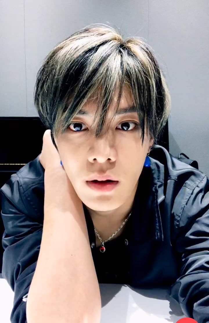 VERSATAEIL's tweet photo. yuta said that it was their first time performing kick it with 8 members and he said that he really felt the absence of taeyong 😭 (trans. jenoxious) https://t.co/PA8bG0fUZF