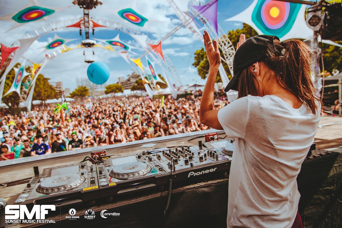 sunsetotr's tweet photo. Flashback vibes to the time we spent time dancing with Space Mom in the sunshine at #SMF16 🙌 https://t.co/lT37qM2SlF