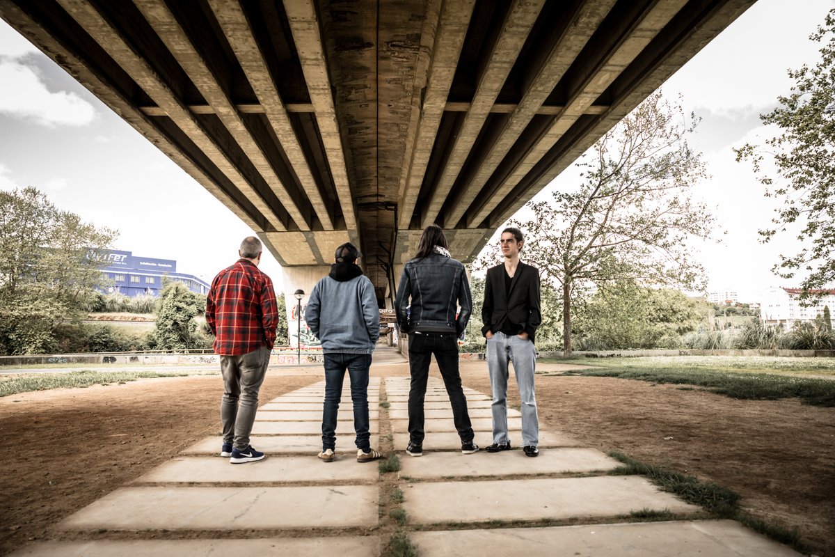 thinkinsideme's tweet image. Hemos vuelto a poner los pies en el local de ensayo, ha sido como volver a respirar...