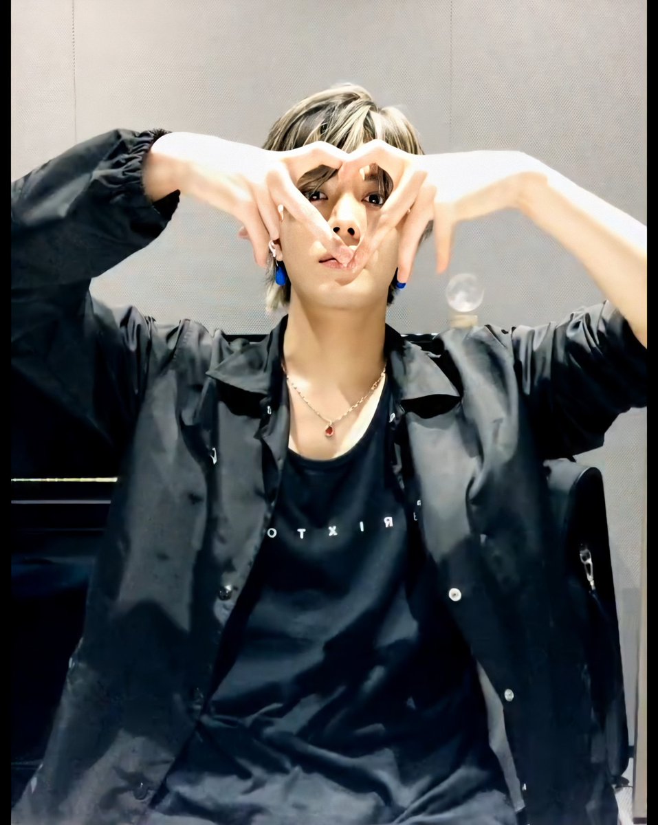 kunbust's tweet photo. i got a lot of yuta's adorable side today 🥺 https://t.co/Da49BhEX0e