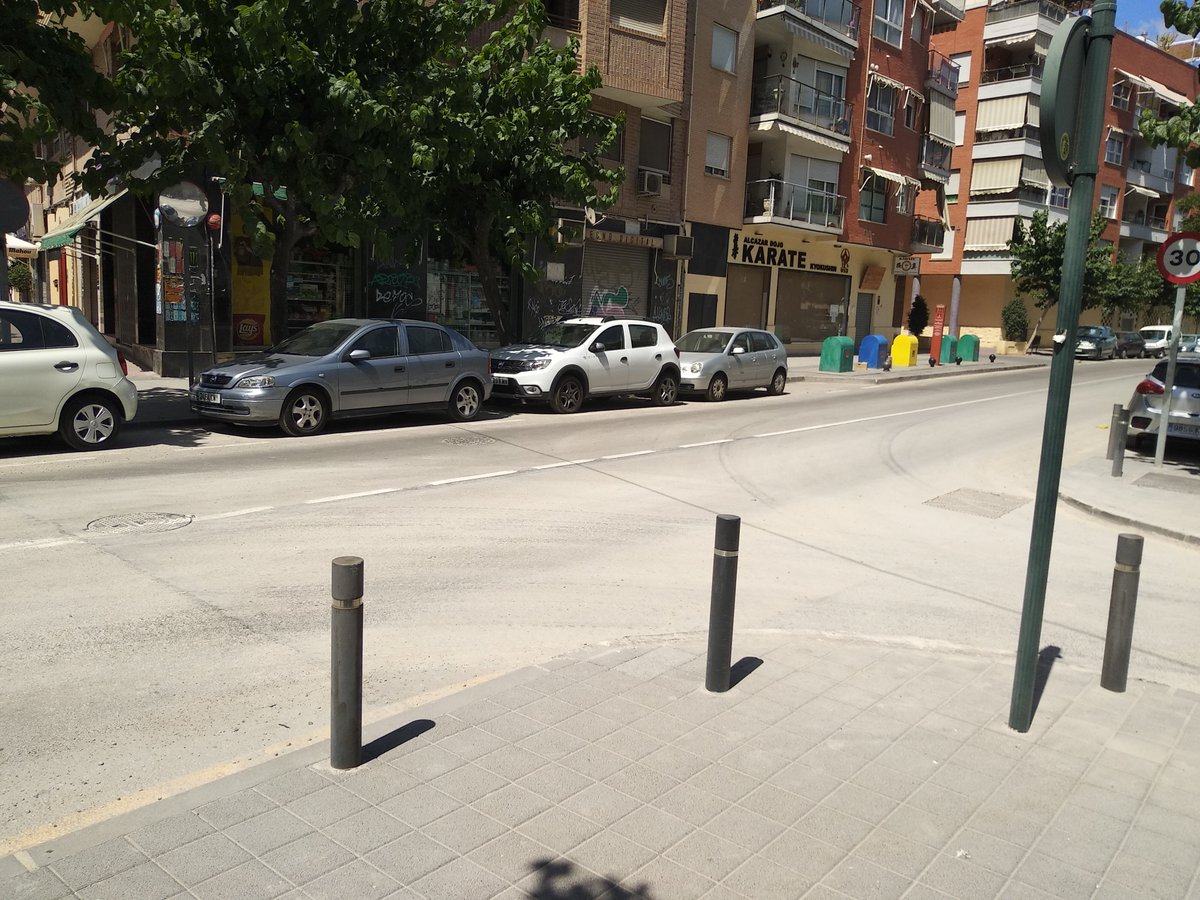 Yoquesenose's tweet photo. Así está la C/ Pintor Pedro Flores por la salida de camiones de las obras de la estación. La casa se llena de polvo cada vez que abres la ventana. ¿Cuándo limpiarán la carretera? Llevamos meses aspirando polvo.
@adornoelcarmen
 
@Ballesta_Murcia
 
@SerranoJAntonio
 
@AytoMurcia https://t.co/PMB07JZHTs