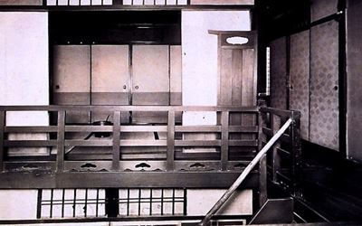 勉三 新撰組が池田屋事件で踏み込んだ池田屋は現代ではパチンコ屋に 旅館池田屋 は現在の京都府京都市中京区河原町三条上ル恵比須町の京阪三条駅から歩いて２ 3分の所にあります 有名な池田屋の階段はパチンコ屋でも同じ位置に階段として利用されていまし