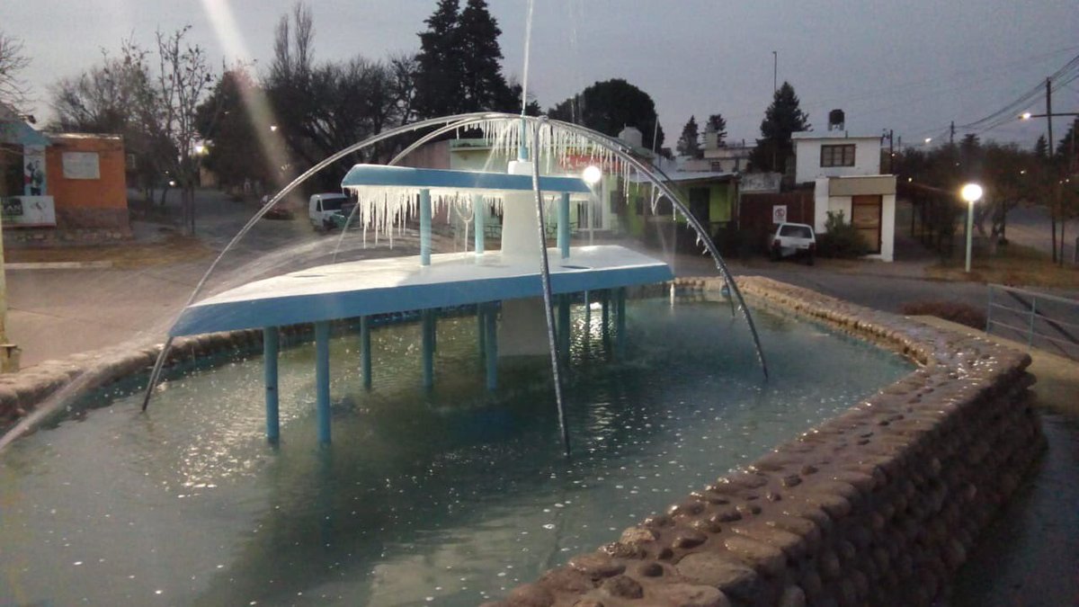 Mañana Fría!!! Así amaneció la fuente de Villa Giardino!!! Contamos, desde donde nos escuchas!!! Cómo amaneció tu ciudad ⁦<a href="/ccentrofm/">Cadena Centro FM</a>⁩