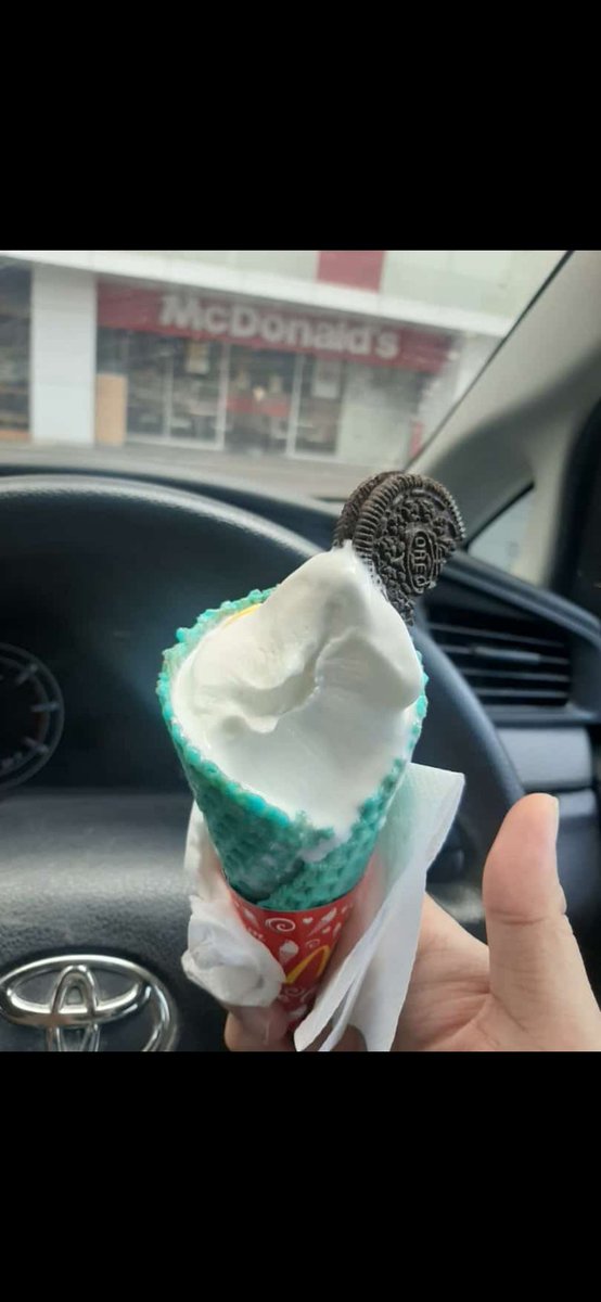 fitrianylestar1's tweet photo. Dosa bngt ga sih lg diet malah ke Mcd 🙈 https://t.co/XKDT0CXrZH