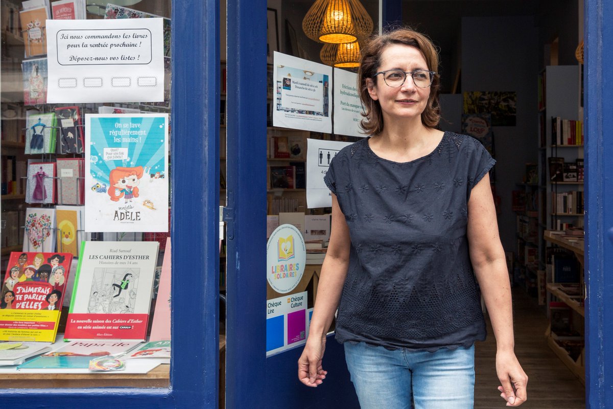 Sandrine est gérante de la librairie @Linstant_Lib à Paris dans le 15e arrondissement. Un mois après le déconfinement, elle nous ouvre les portes de sa librairie qui s’impose dans le quartier comme un lieu culturel d’échange et de partage. 📸 #HistoireDeLiens par <a href="/CorinneRozotte/">Corinne Rozotte</a>