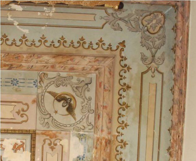 Seda_Ozen's tweet photo. Haydarpaşa Garı’nda bir odanın tavanında kanatlı bir tekerlek... Mitolojide Hermes, Zeus’un ona verdiği bir çift kanatla Tanrıların habercisi olmuştur. Söylenen o ki, burada demiryolunun hızını vurgulamak için Hermes’e atfen bir çift kanat, tekerleklere eklenmiştir. https://t.co/us2CBq3JtQ