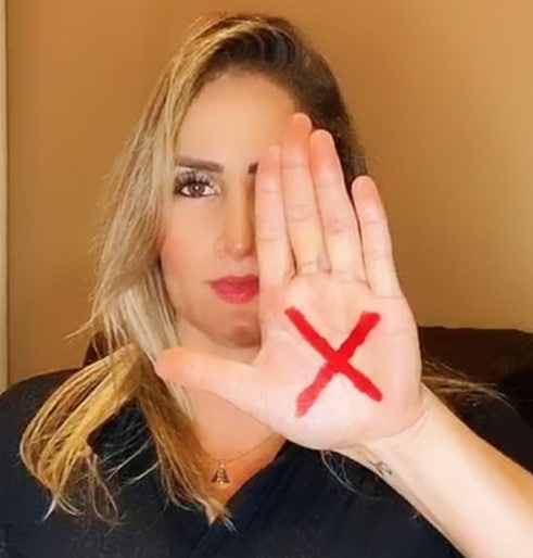 Simonyr65867963's tweet photo. UM SINAL QUE SALVA❌
Infelizmente, mulheres em situacao de violência é uma realidade no Brasil.
 Denuncie o agressor. Junte se a Nova  Campanha com @cnj_oficial e o @magistradosbr 
#ViolenciaDomestica #SinalVermelho #Movimento #Farmacia #direitos #LeiMariaDaPenha https://t.co/ApEwercUlN