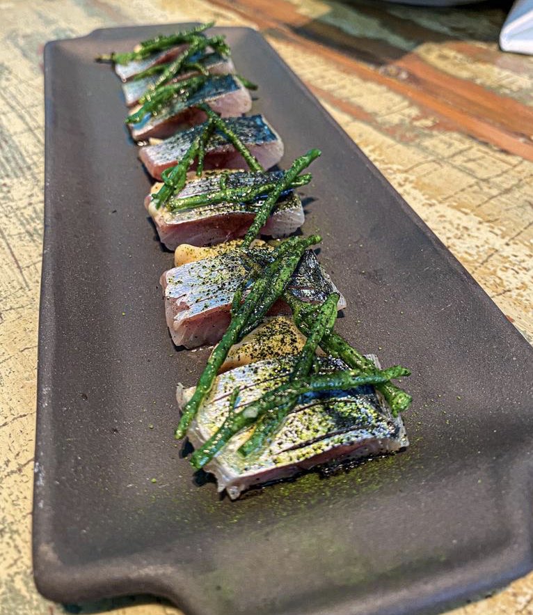 Motivación del viernes: Caballa marinada en agua de mar con emulsión de adobo y salicornia con una cerveza helada 💥 
Reservas en latabernadelchefdelmar.com
.
.
.
Friday motivation: sea water marinated mackerel with adobo sauce &amp; cold beer!Reservations:latabernadelchefdelmar.com