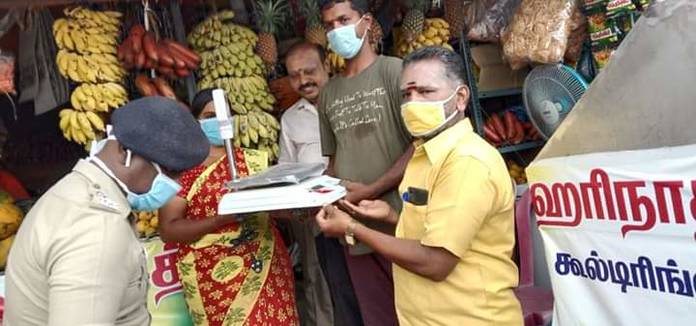 Minnambalamnews's tweet image. எடை மிஷினை உடைத்த காவலர்: புதிய மிஷின் வாங்கி கொடுத்த எஸ்.பி!

பாராட்டைப் பெறும் திருப்பத்தூர் மாவட்ட எஸ்.பி நடவடிக்கை!
#Thirupathur #WeightMachine #PoliceSP #Minnambalam
minnambalam.com/public/2020/06…