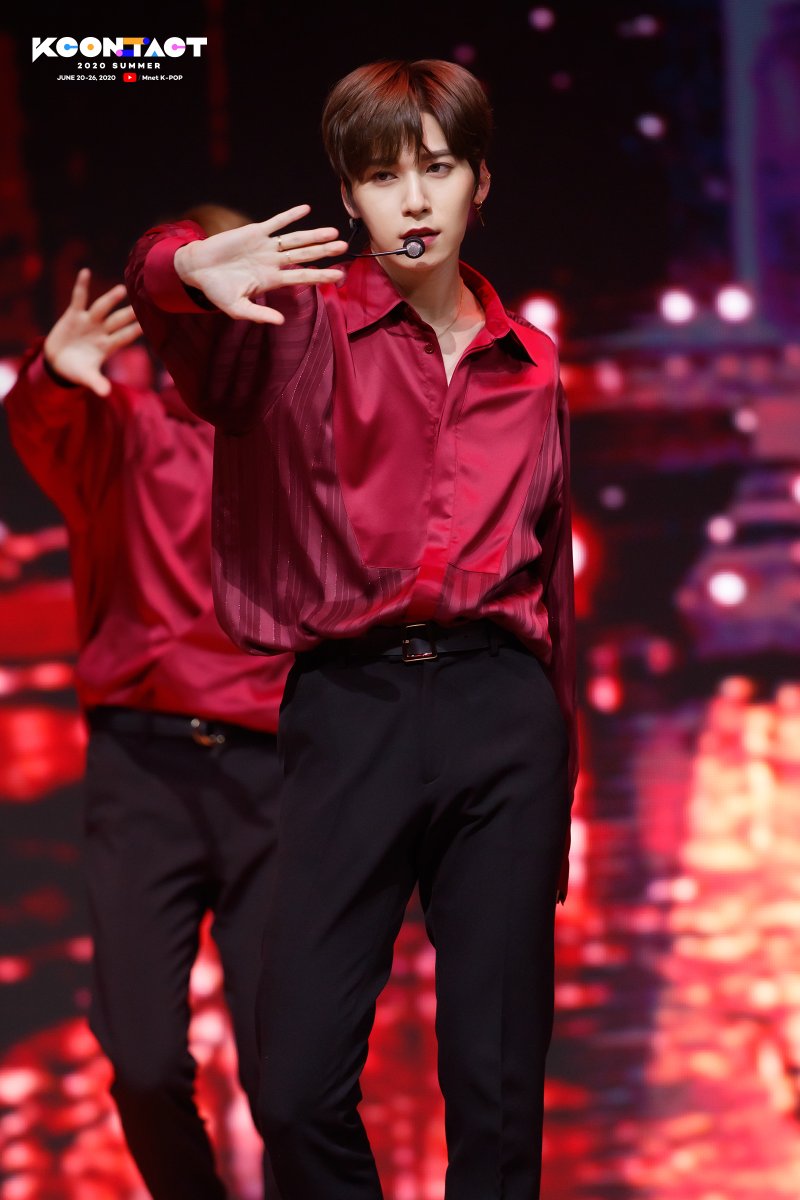 KCON_official's tweet photo. [KCON:TACT 2020 SUMMER] DAY 7 #ONEUS

We love @official_ONEUS to the moon and back!

▶WATCH #KCONTACT NOW: https://t.co/r2LY9moQI2 
#KCON #KCON2020 #LetsKCON247 https://t.co/TtoFzWZsPX
