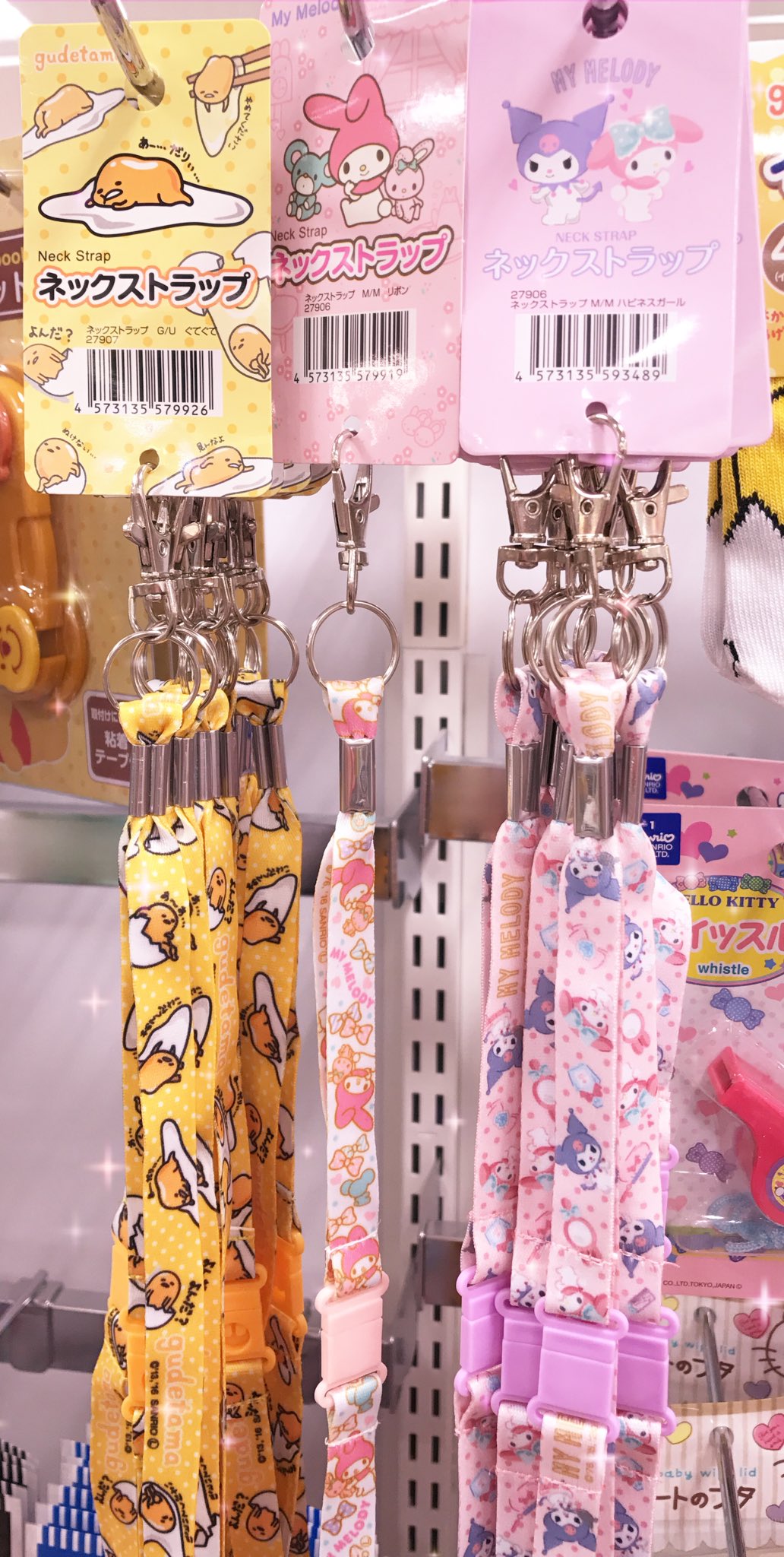 ゆちゃん サンリオのネックストラップ ダイソーしかみなくて セリアにあったやつみなくなったなーて思ってたらみつけた ぐでたまとマイメロちゃん いままで白いやつだったけど クロミちゃんとメロちゃん柄のめちゃめちゃかわいいな