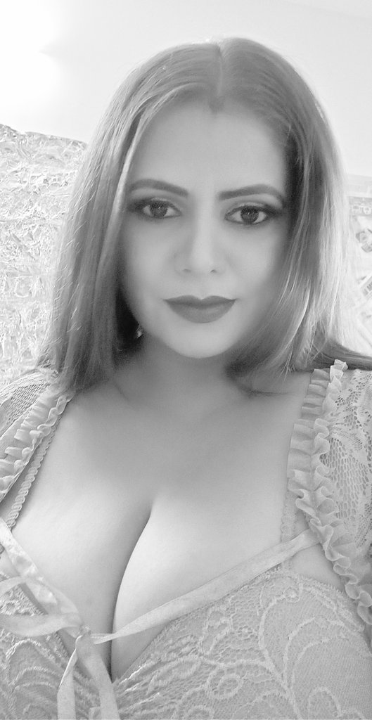 sapnasappuu's tweet photo. “फूल” चाहे कितना भी ऊंची टहनी पर लग जाए लेकिन “मिट्टी” से जुड़ा रहता है, तभी खिलता है।
🙏
@sapnasappuofficial @instagram @twitter @tiktok @facebook @google #sapnasappuoffical #sapnasappu #sapnakeangoor #sauteli #sapnaactress #trending #instagram #instadaily #blogger 💓💋🥰 https://t.co/obxqJxYQHt