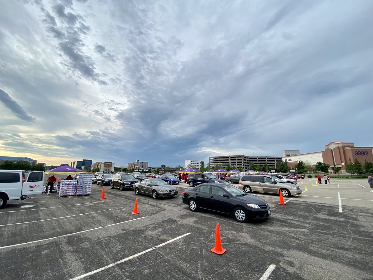 mallofamerica's tweet photo. FREE PEACHES?! 🍑 Sign us up! @HyVee is here this morning to give out a bag of 20 free peaches to the first 7,200 vehicles that stop by our North parking lot from 8 - 10 a.m. (Lindau Ln. + 24th Ave. S.) https://t.co/ANmxUY1xQY