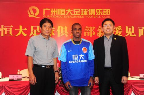HartungLeo's tweet photo. 🇨🇳🇧🇷Hoje faz 10 anos que o atacante Muriqui assinou com o Guangzhou Evergrande. A estreia foi um absurdo 10-0 sobre o Nanjing Yoyo em 21 de julho e Muriqui marcou 4 vezes. Ao final da 2ª divisão chinesa, o Guangzhou foi campeão e Muriqui marcou 13 gols em 14 jogos. https://t.co/H6Y9Ntj3ga