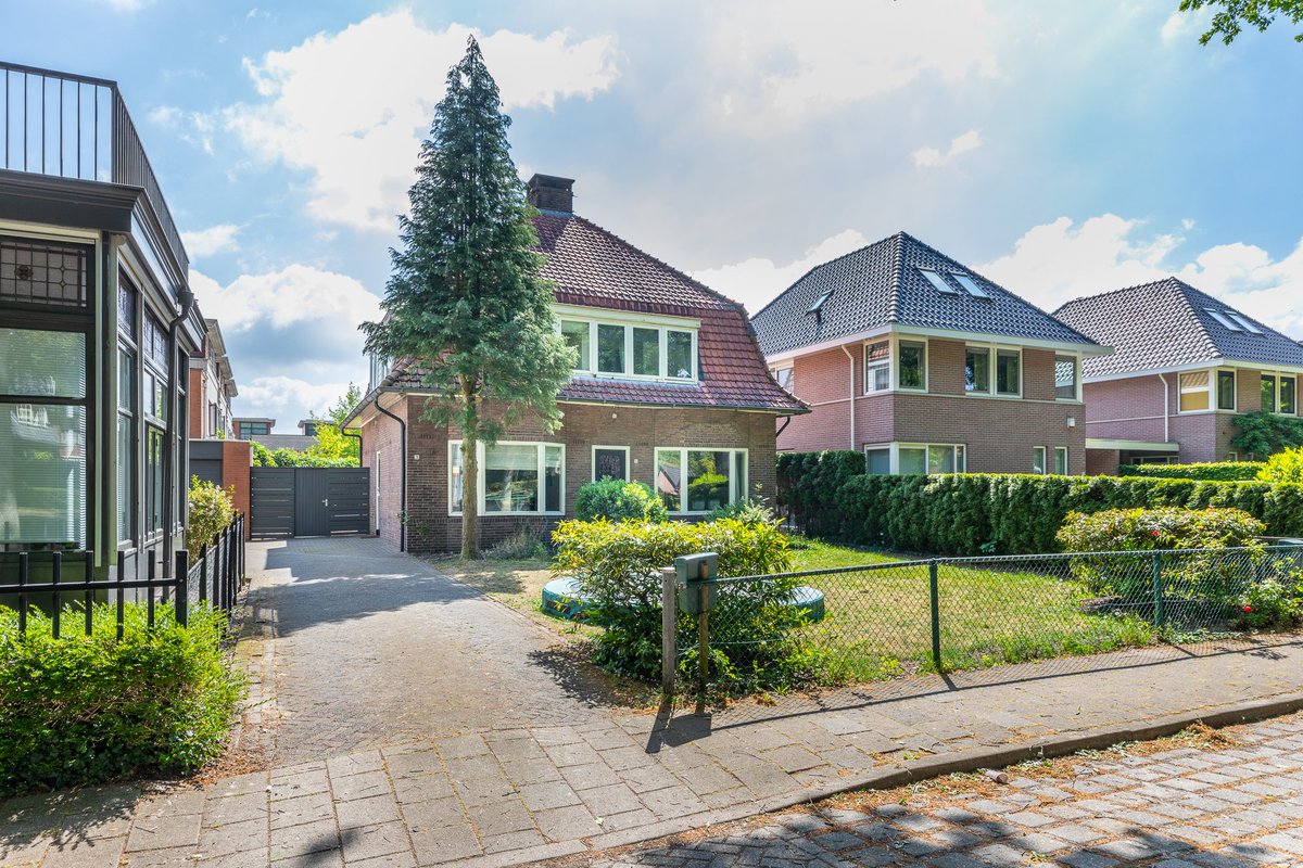 prinsmakelaars's tweet photo. In verkoop, Torenlaan 21 Baarn. Vraagprijs: € 385.000,-- k.k. Aan de brede bomenrijke Torenlaan gelegen een charmante helft van een dubbel woonhuis (bouwjaar 1923) met een vrijstaande moderne garage en een ruime voor-, zij- en achtertuin. https://t.co/s6c3AxrgoU