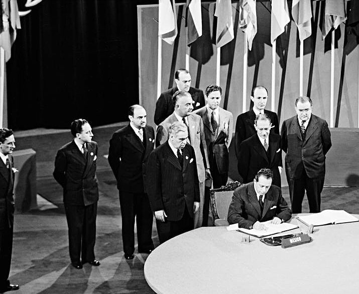 Hoy hace 75 años (1945), el Canciller de México 🇲🇽 Ezequiel Padilla, firmó la Carta de la Organización de las Naciones Unidas en San Francisco.
Acompañan el Emb. Manuel Tello Barraud, el Emb. Rafael de la Colina, el Emb. Francisco Castillo Nájera y Alfonso García Robles. #UN75
