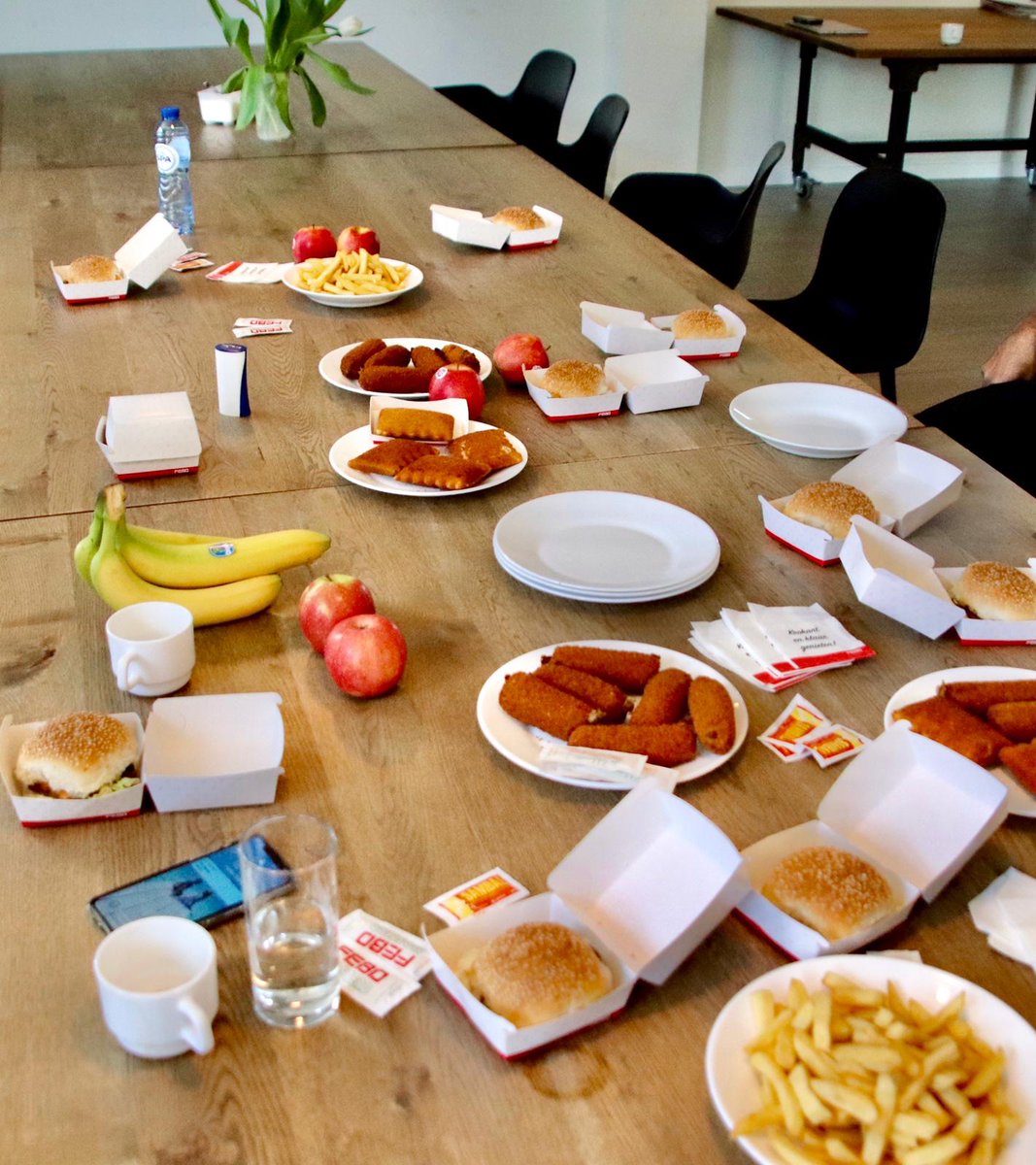 FEBO_AMSTELDIJK's tweet photo. Rozen zijn rood, frikadellen zijn groot, kroketten die kraken, Grillburgers waren al legendarisch en nu ook vegetarisch. Laat alles maar smaken 😋 Een heel fijn weekend allemaal 😉
#FEBOFRIDAY #Febomenaal #banket #kwaliteit #FEBO #Grillburgerplicht #snacklife https://t.co/G1WIkRg3TE