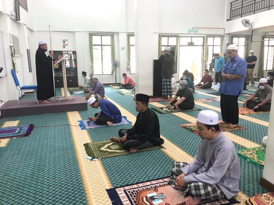 Hi_EduMARA's tweet photo. ٱلْحَمْدُ لِلَّٰهِ
Solat Jumaat pertama kali di Surau Pusat Islam As-Solihien Kolej Profesional MARA Ayer Molek, Melaka
Terima Kasih Jabatan Mufti Negeri Melaka
#Kpmam #ThisIsAymo #Aymo #NormaBaharu #PKPP #StaySafe #KitaJagaKita #BeautifulMoment https://t.co/3MU6pIEhwk