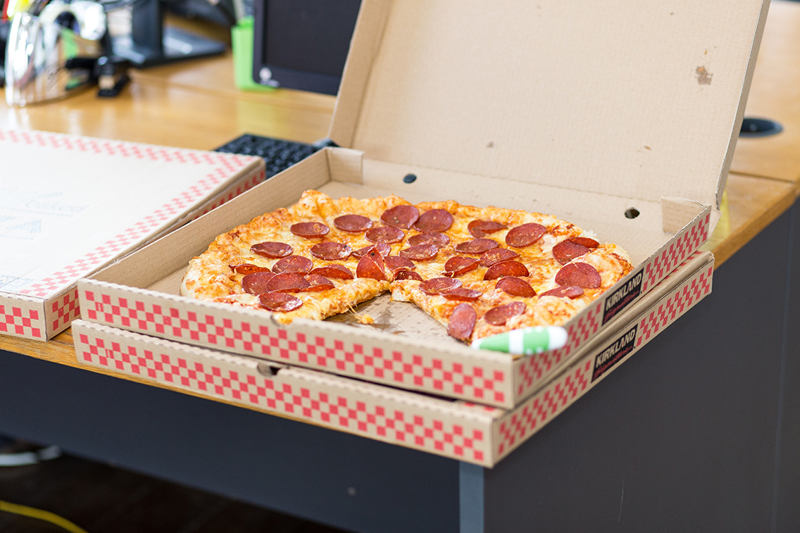 werkswelt's tweet photo. Muss ja nicht immer Pizza sein! Studis rund um die #Techfak: wir liefern Euch ab Montag Essen ins Wohnheim! Für den Zeitraum Mo-Do 17-19 Uhr könnt ihr Essen vorbestellen. Bezahlung vor Ort mit der #FauCard. 

Speiseplan&amp;Infos hier:
👉 https://t.co/FCINSrV2mu https://t.co/efI3HpL05C