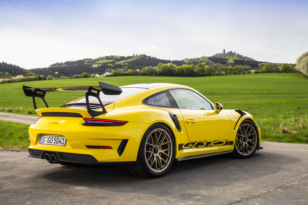 Porsche_Iberica's tweet photo. 👉 Si alguna vez soñaste con ser piloto de Motorsport, el Porsche 911 GT3 RS tu mejor aliado. Una estética que recuerda a nuestra victorias en Le Mans y una potencia extrema pero controlada gracias a su dinamismo y paso por curva. Atrévete a soñar 💫

#Porsche #911GT3RS https://t.co/YMy3p7mMQX