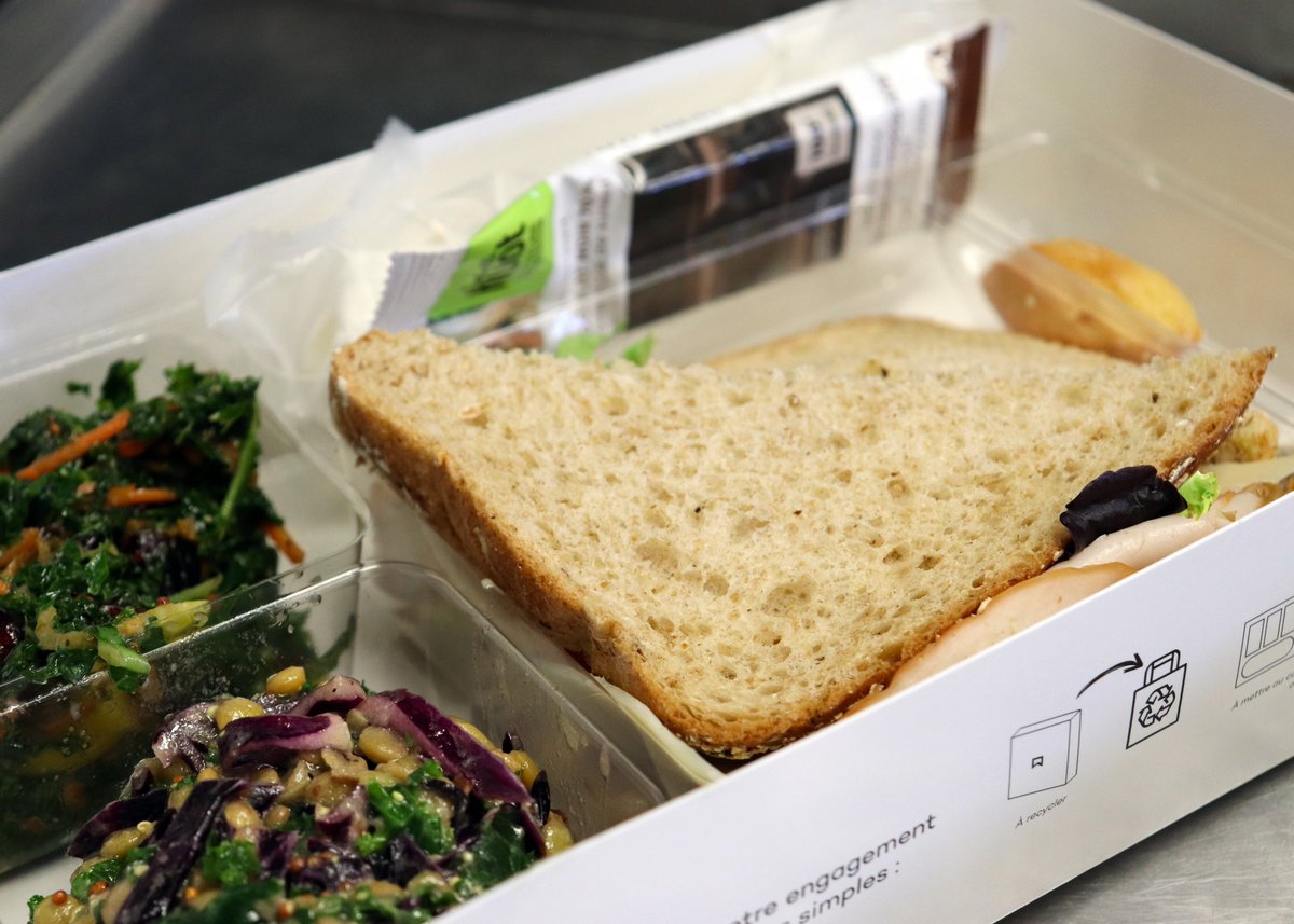 moissonMTL's tweet photo. Notre fidèle partenaire de mission @stmethode a voulu souligner le travail de nos employés et de nos bénévoles en ces temps difficiles en leur offrant un délicieux dîner. Cette pause pleine de fraîcheur a été très appréciée de tous.#MoissonMontreal #PartenairedeMission #StMethode https://t.co/lUde1F9ybz