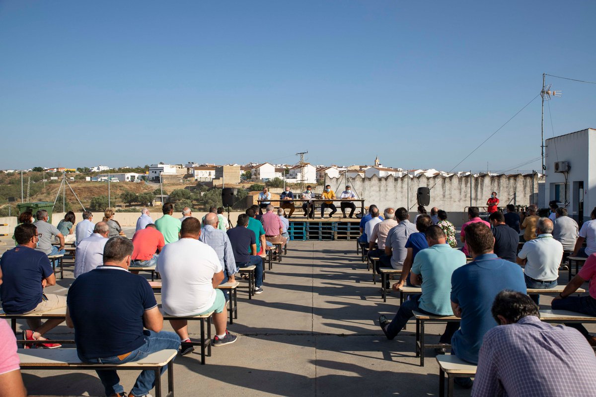 agrodhuelva's tweet photo. La Plataforma @RegadiosCondado anuncia una moratoria en las movilizaciones y confía en que haya soluciones en menos de cuatro meses #AguaYa  https://t.co/tN53nNMFs8 https://t.co/3yVWPdTnc7