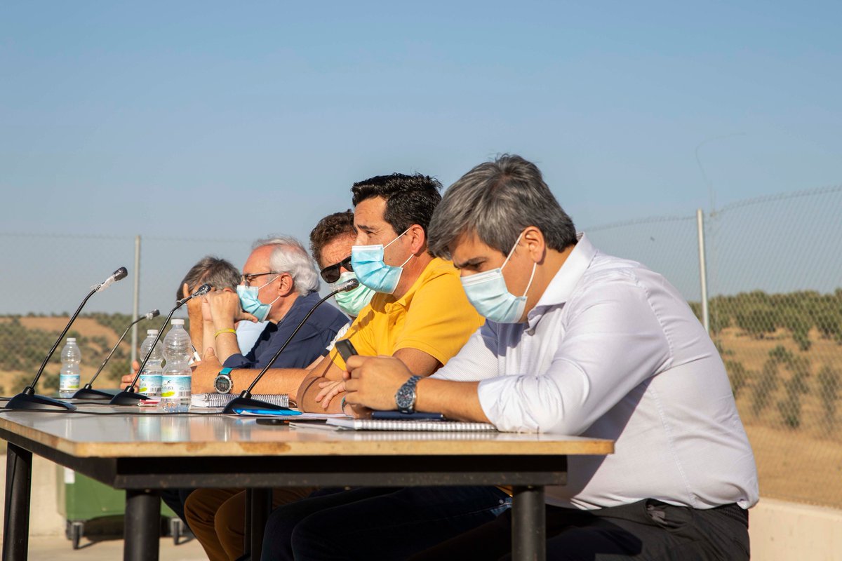 agrodhuelva's tweet photo. La Plataforma @RegadiosCondado anuncia una moratoria en las movilizaciones y confía en que haya soluciones en menos de cuatro meses #AguaYa  https://t.co/tN53nNMFs8 https://t.co/3yVWPdTnc7