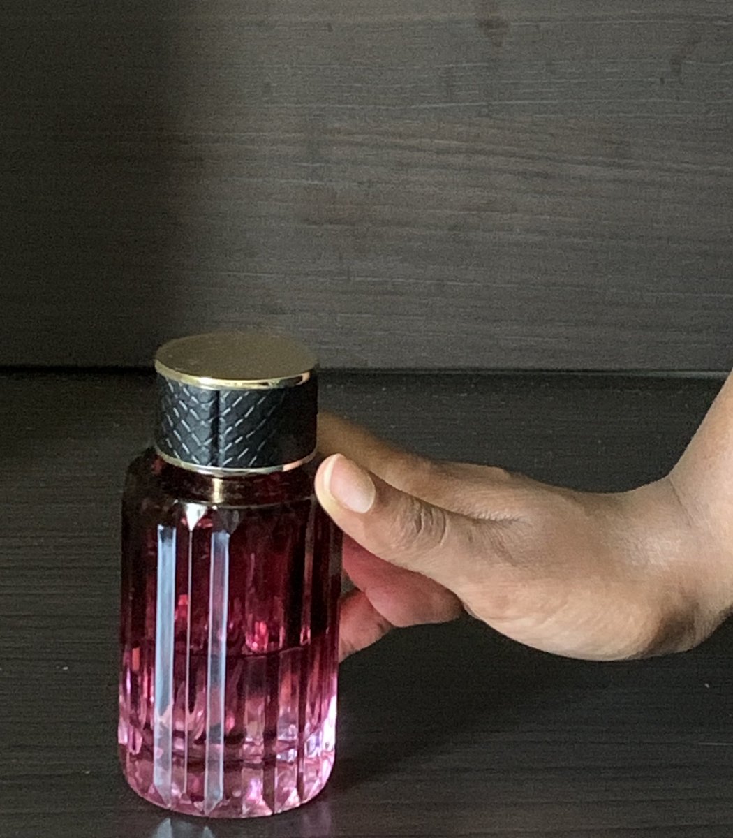 Lizzieworldx's tweet photo. I just adore a beautiful bottle. #beauty #perfume #productphotography #SharewithNext #edp https://t.co/Kra6sdqWBX