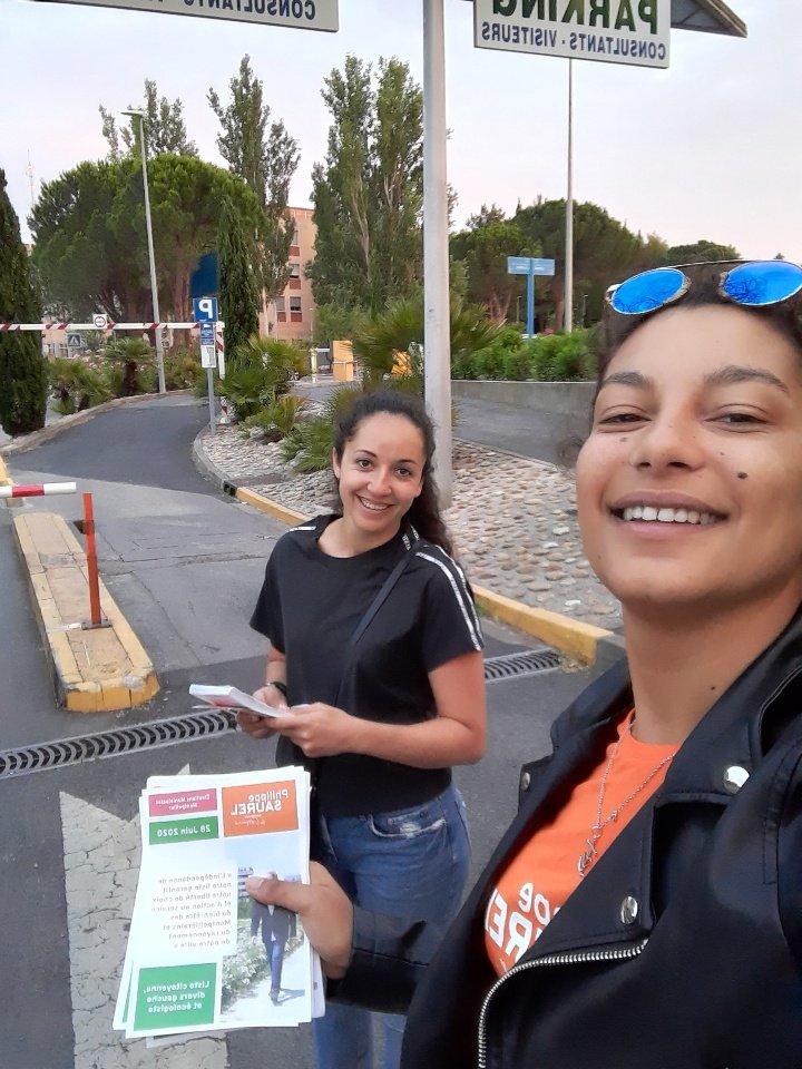 UrbaniJoe's tweet photo. Ce matin distribution devant le Chu lapeyronie. Le corps médical et paramédical soutenu par la liste @montpellierla @Saurel_P @LeaneMontialoux @EdgarBruel #Municipales2020 #Montpellier #PrendreSoinDesMontpellierains https://t.co/YhPi4iNM7I