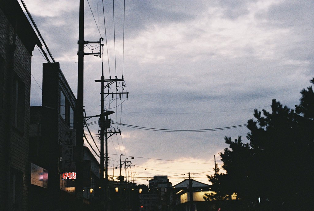 silvermemi's tweet photo. 군산에서 찍은 사진
#군산 #야경사진 #해질녘 #구름사진 #필름카���라 #필름사진 #filmphoto #뭉게구름 https://t.co/wJbraVYtJF