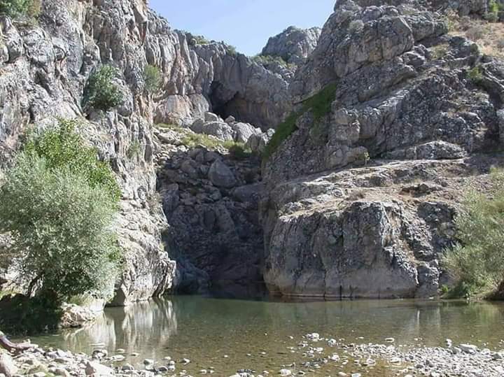 Diyarbekir, Lice, Bırkleyn Mağaraları. Bu mağaralar antik çağda Dicle Nehri'nin doğduğu yer anlamındadır. Bırkleyn suyu önce yerin altından doğal bir tünelden gün yüzüne çıktığı yere de bırkleyn mağarası yada Dicle tünelide denilmiştir. Suyu çok soğuk ve serinlemek için uygundur.