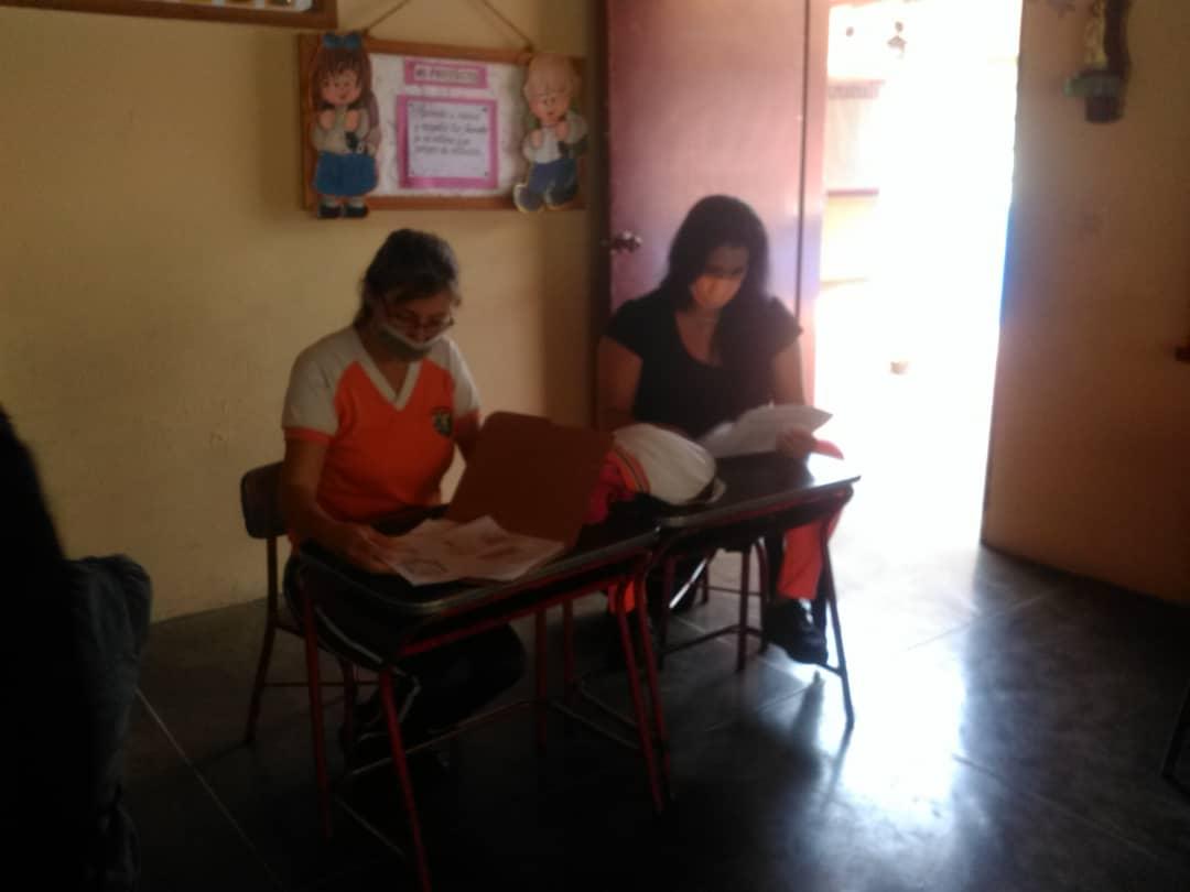 En nuestra institución se recibe el portafolio con actividades realizadas en el #PlanCadaFamiliaUnaEscuela <a href="/Crazet2011/">Crazet2011</a> @ZonaEducTachira @MPPEDUCACION <a href="/charlychaves/">Charly Rojas Chaves</a> <a href="/CRAJAUREGUI2/">CRAJAUREGUI</a>