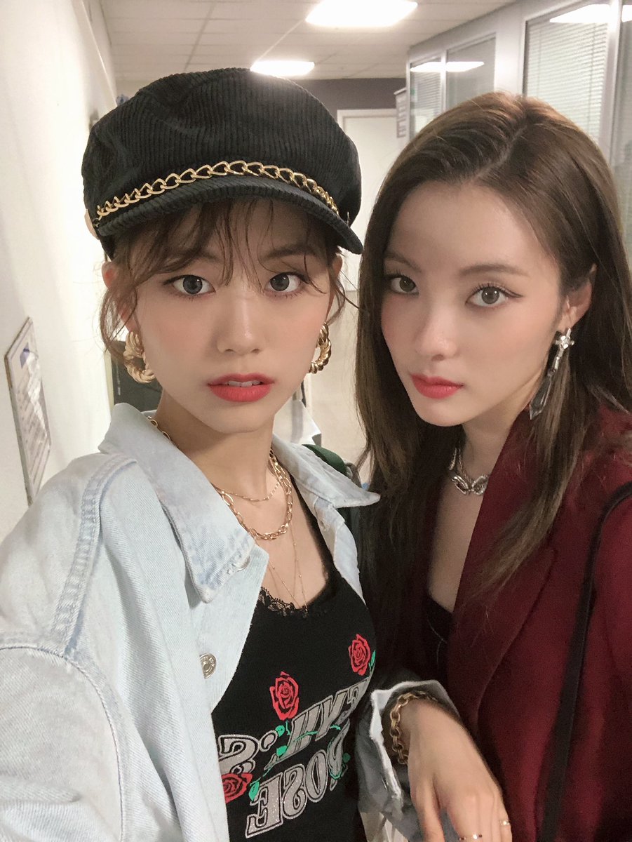 WekiMeki's tweet photo. 윜밐 뮤뱅 무대 봤냐구우
루자매 엔딩 봤냐구우!!
아직 못 봤다면 지금 당장 고고~~~

#오션스8 #윜밐스8 #뮤직뱅크 https://t.co/zwrsyybQDQ