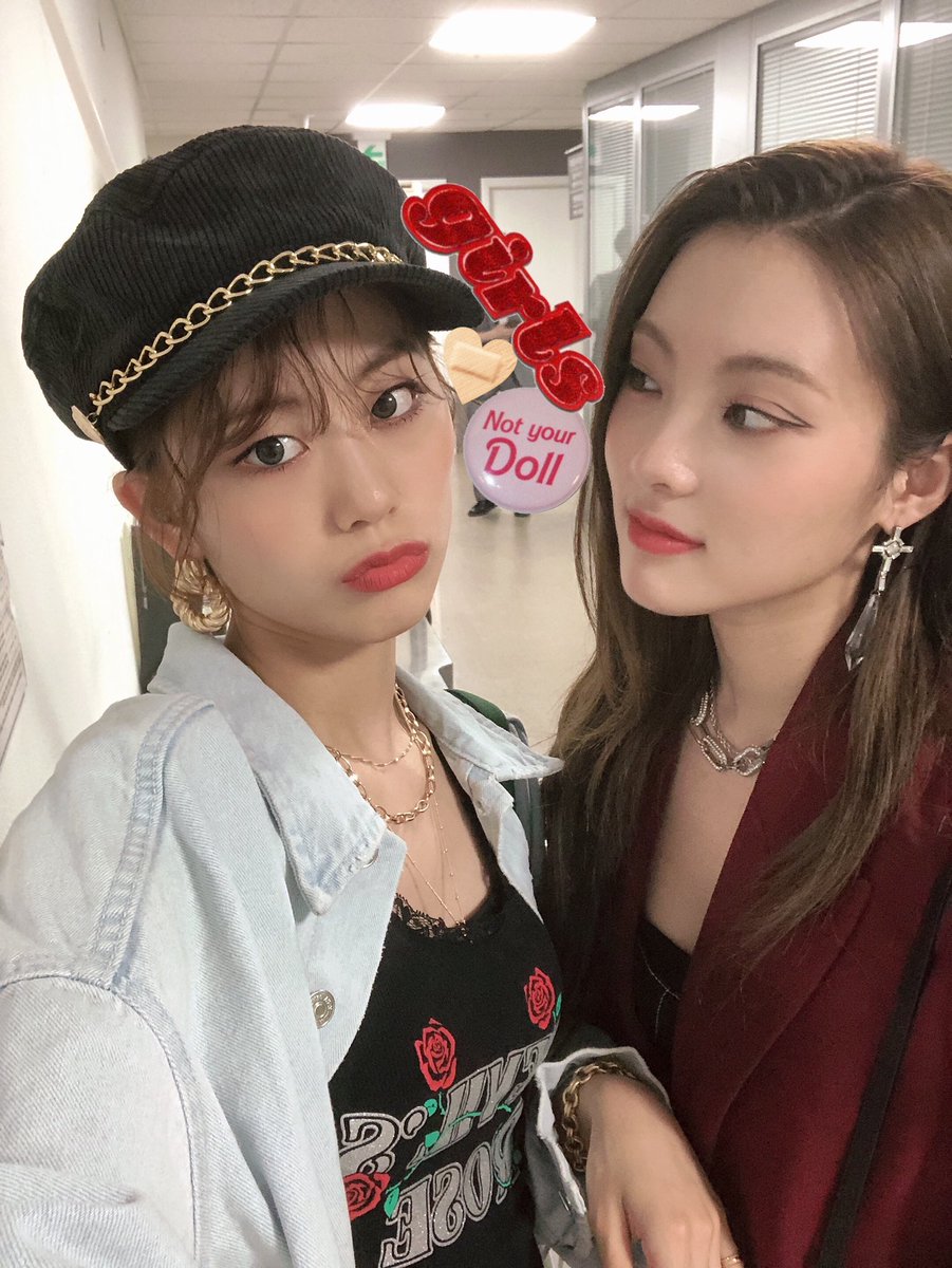 WekiMeki's tweet photo. 윜밐 뮤뱅 무대 봤냐구우
루자매 엔딩 봤냐구우!!
아직 못 봤다면 지금 당장 고고~~~

#오션스8 #윜밐스8 #뮤직뱅크 https://t.co/zwrsyybQDQ