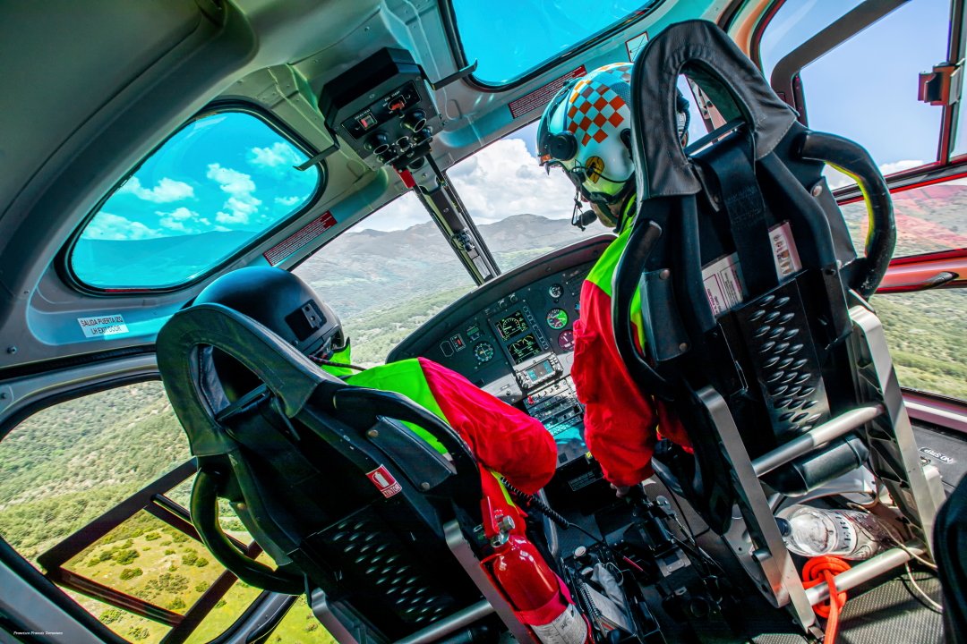 HeliPyr's tweet photo. Una vez hayas probado el vuelo siempre caminarás por la tierra con la vista mirando al Cielo, porque ya has estado allí y allí siempre desearás volver.
(Leonardo da Vinci)
@AirbusHeli @HeliOpsMagazine @hlcopters @JUSTHELICOPTERS @verticalmag @helicopassion @helihub @helisafe https://t.co/cLx6vl9bpB